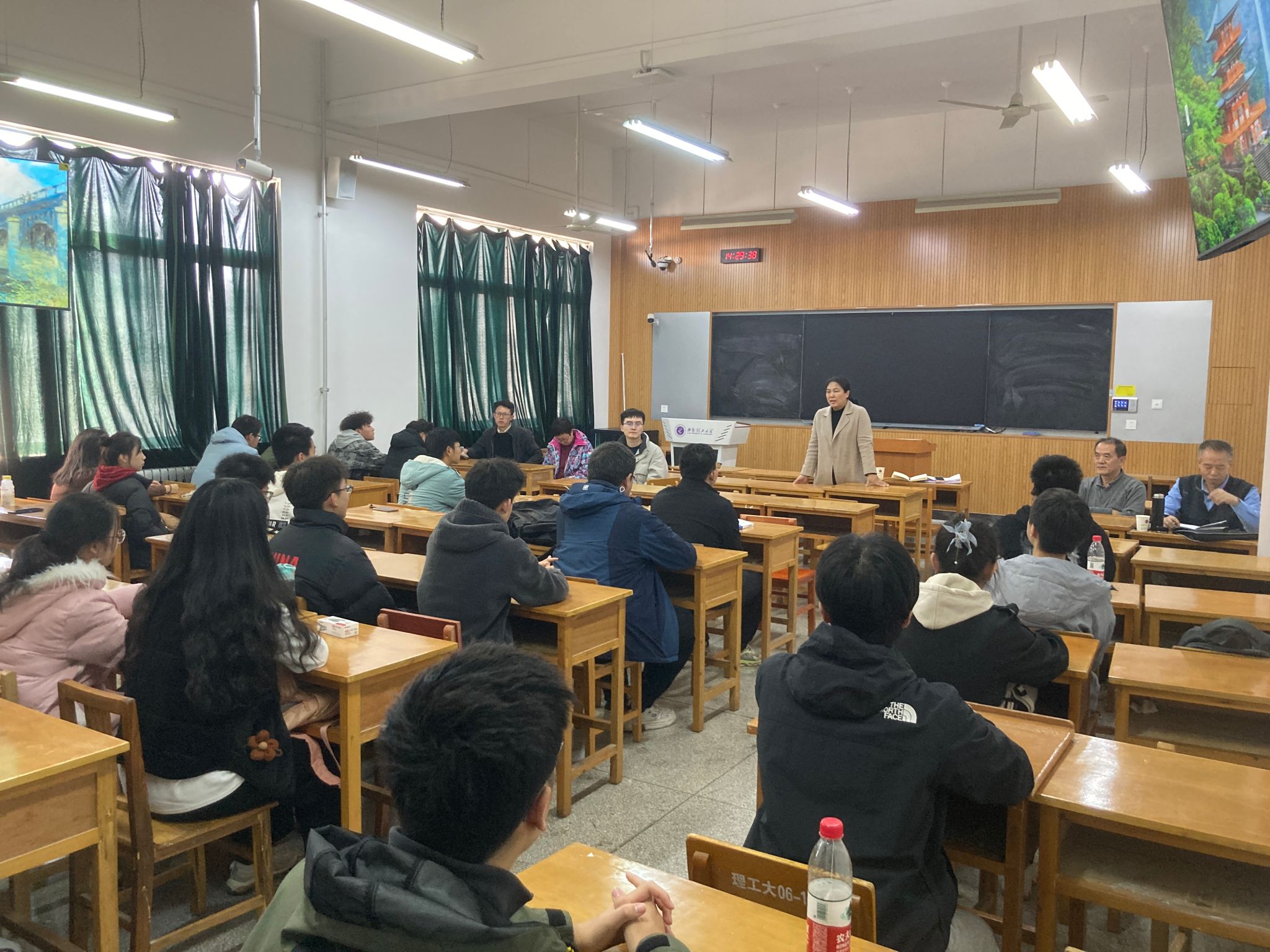88038威尼斯检测中心召开大一、大二员工座谈会